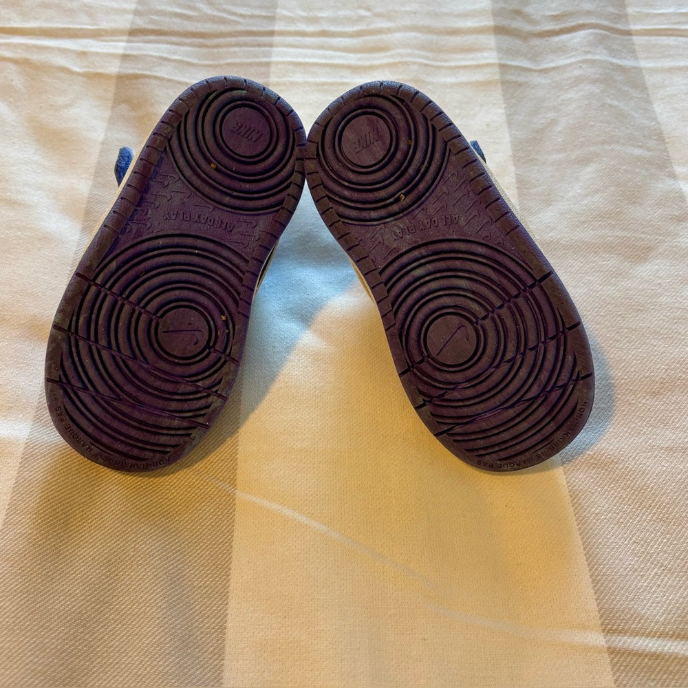 Nike Toddler Sneakers - Picture 4 of 5